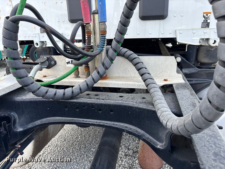 image for item YA1234 2022 Peterbilt 579 semi truck