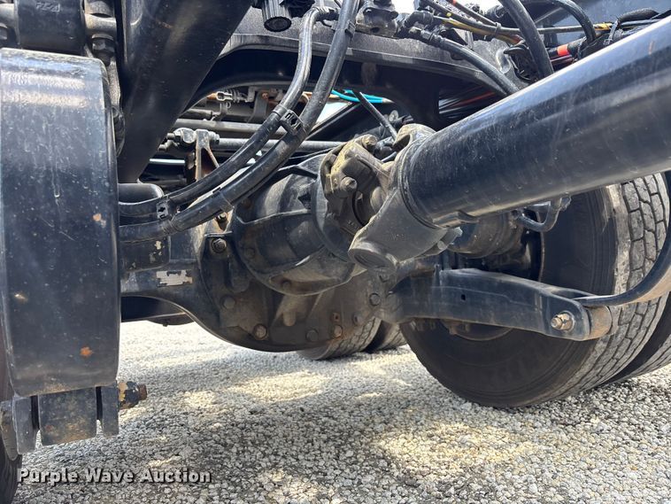 image for item YA1234 2022 Peterbilt 579 semi truck