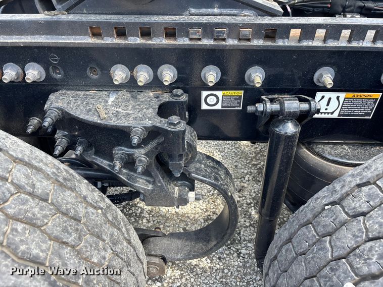 image for item YA1234 2022 Peterbilt 579 semi truck