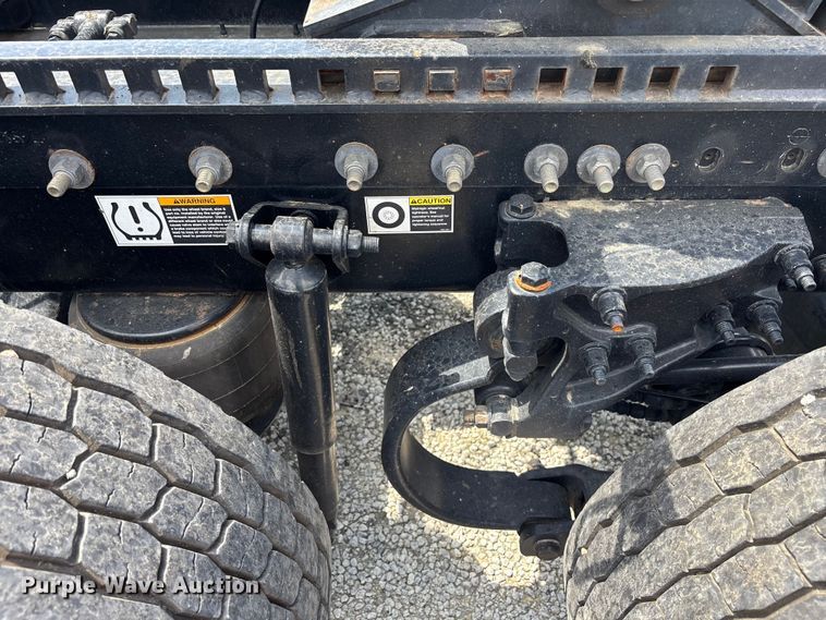 image for item YA1234 2022 Peterbilt 579 semi truck