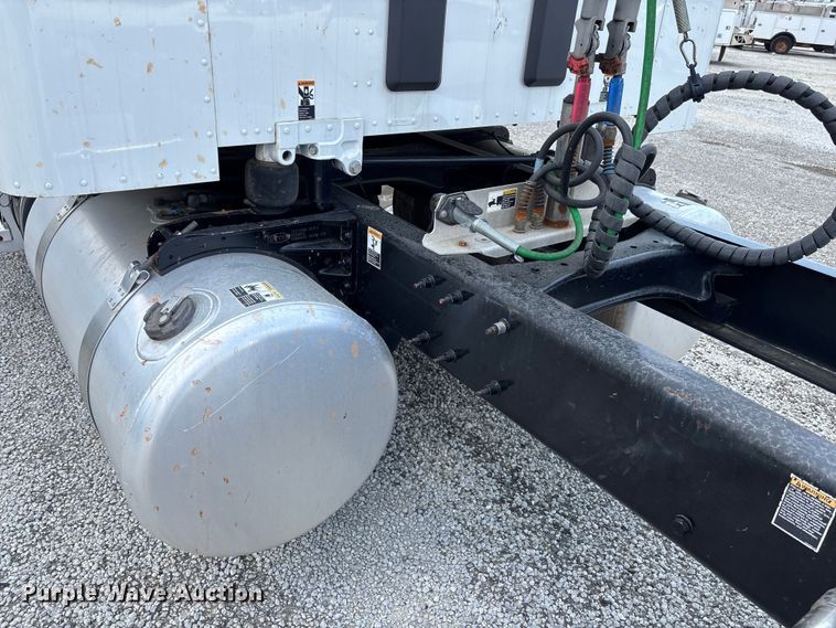 image for item YA1234 2022 Peterbilt 579 semi truck