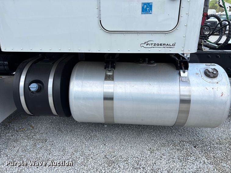 image for item YA1234 2022 Peterbilt 579 semi truck