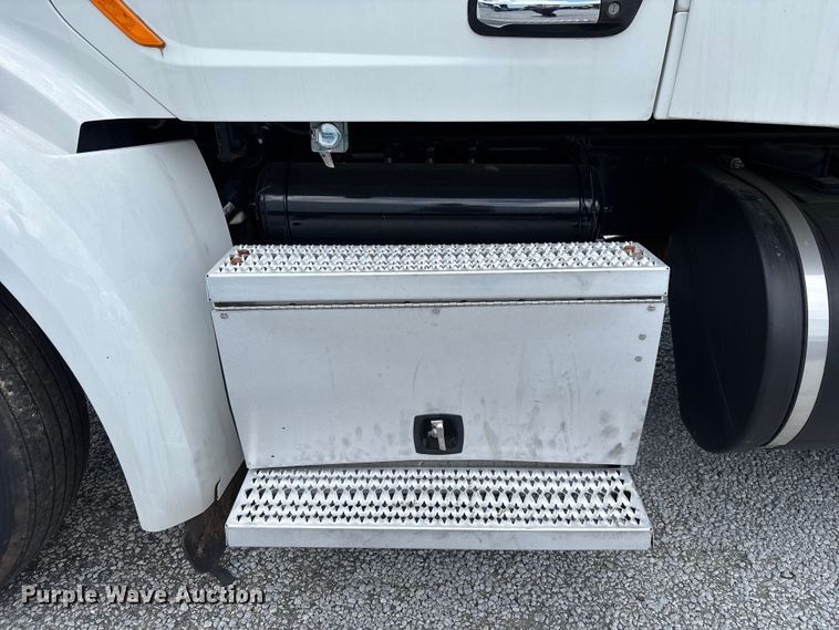 image for item YA1234 2022 Peterbilt 579 semi truck