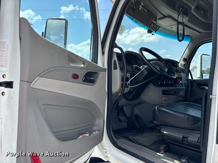 image for item YA1234 2022 Peterbilt 579 semi truck