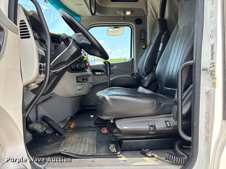 image for item YA1234 2022 Peterbilt 579 semi truck