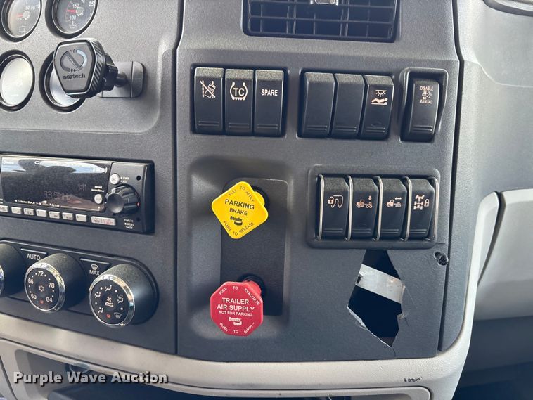 image for item YA1234 2022 Peterbilt 579 semi truck