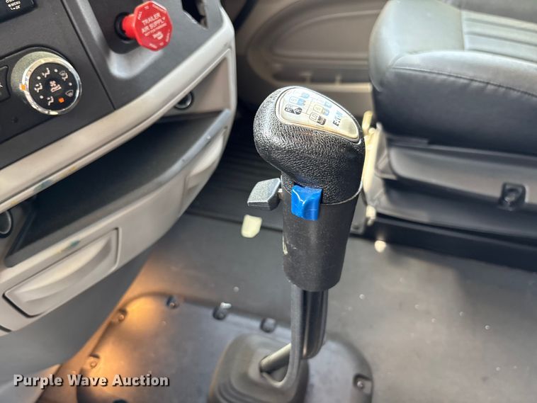 image for item YA1234 2022 Peterbilt 579 semi truck