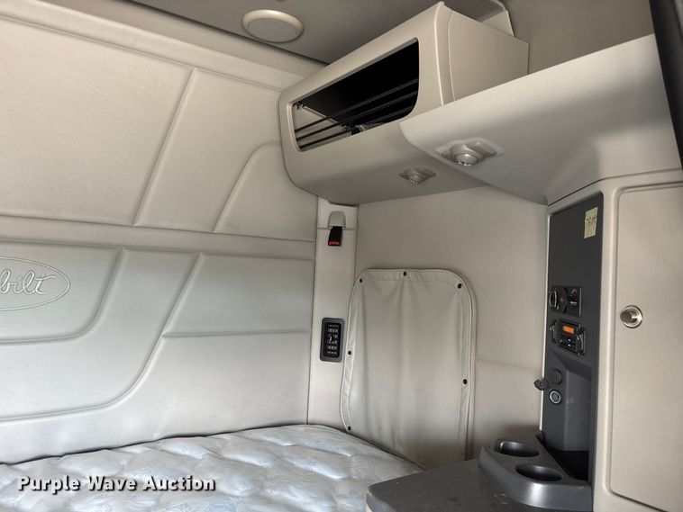 image for item YA1234 2022 Peterbilt 579 semi truck