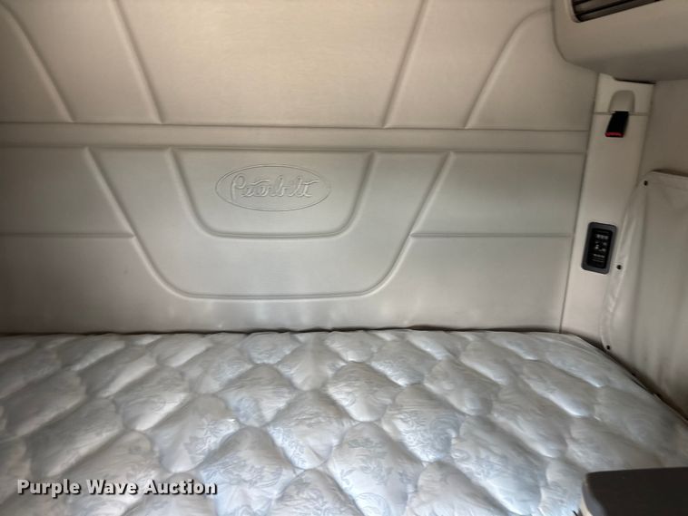 image for item YA1234 2022 Peterbilt 579 semi truck