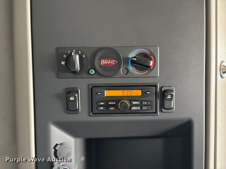 image for item YA1234 2022 Peterbilt 579 semi truck