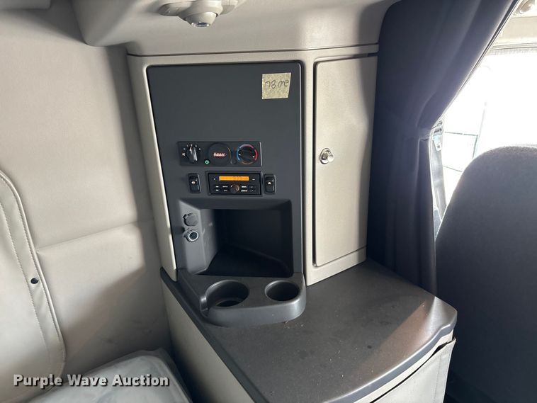 image for item YA1234 2022 Peterbilt 579 semi truck