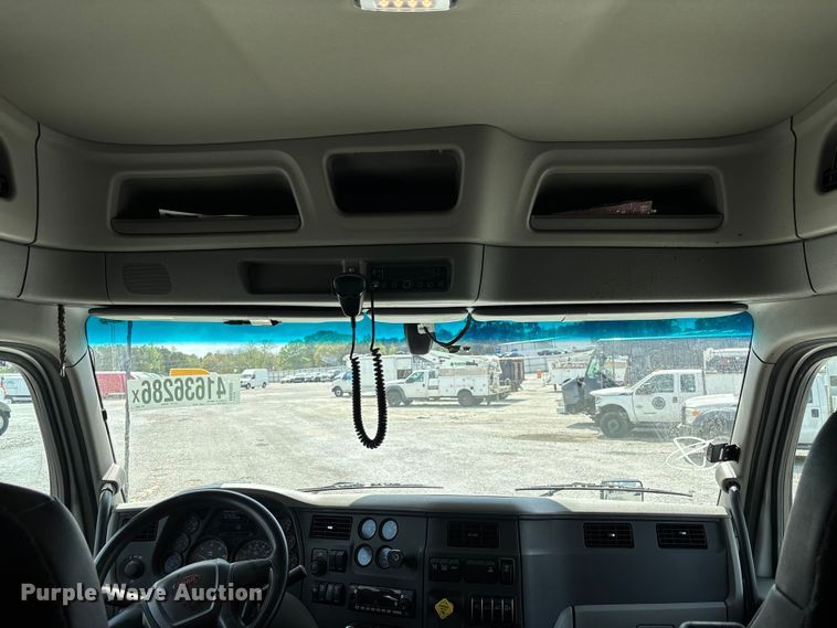 image for item YA1234 2022 Peterbilt 579 semi truck