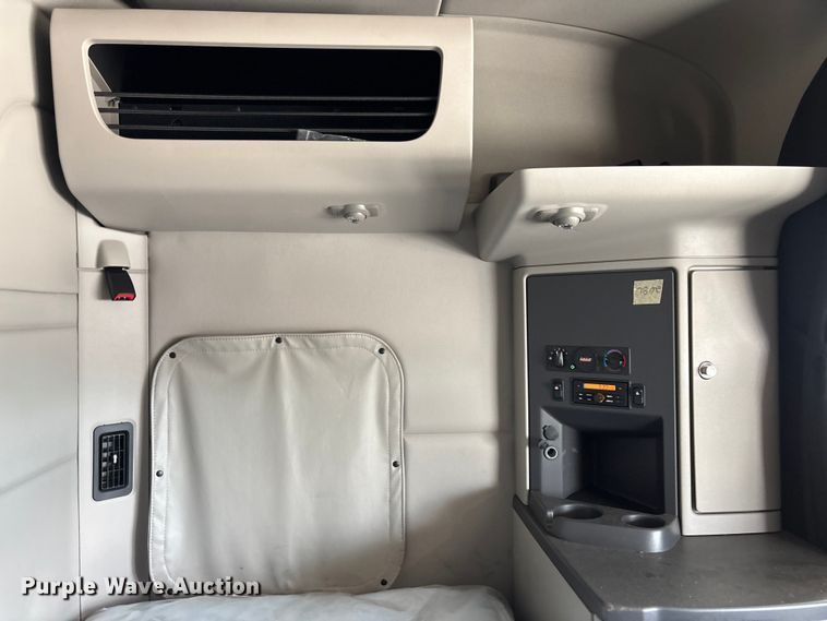 image for item YA1234 2022 Peterbilt 579 semi truck