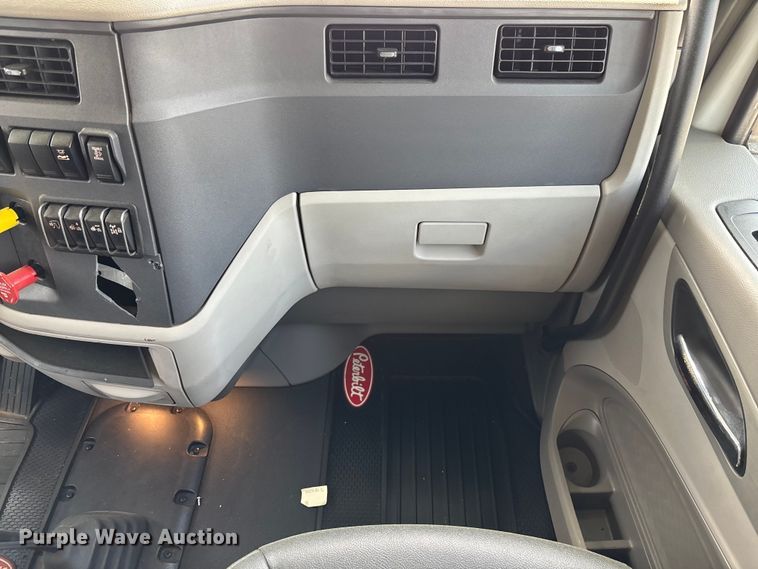 image for item YA1234 2022 Peterbilt 579 semi truck