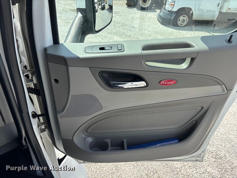 image for item YA1234 2022 Peterbilt 579 semi truck