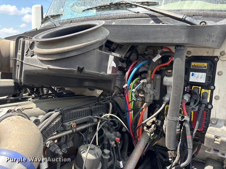 image for item YA1234 2022 Peterbilt 579 semi truck