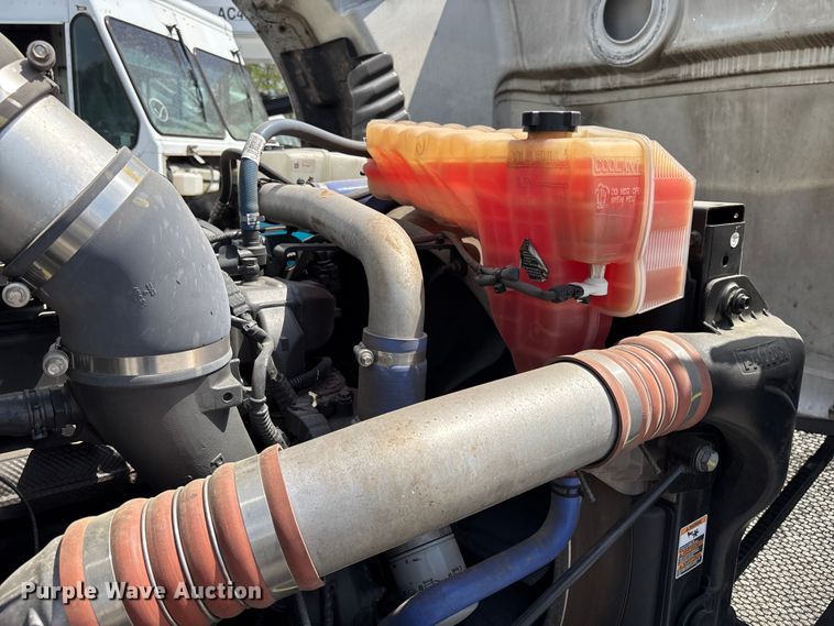 image for item YA1234 2022 Peterbilt 579 semi truck