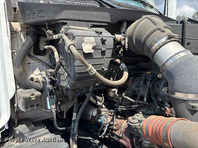 image for item YA1234 2022 Peterbilt 579 semi truck