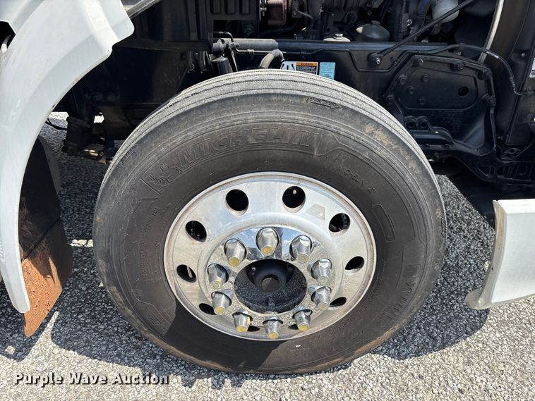 image for item YA1234 2022 Peterbilt 579 semi truck