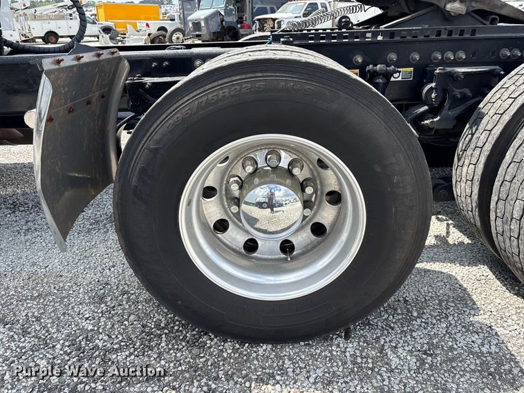 image for item YA1234 2022 Peterbilt 579 semi truck