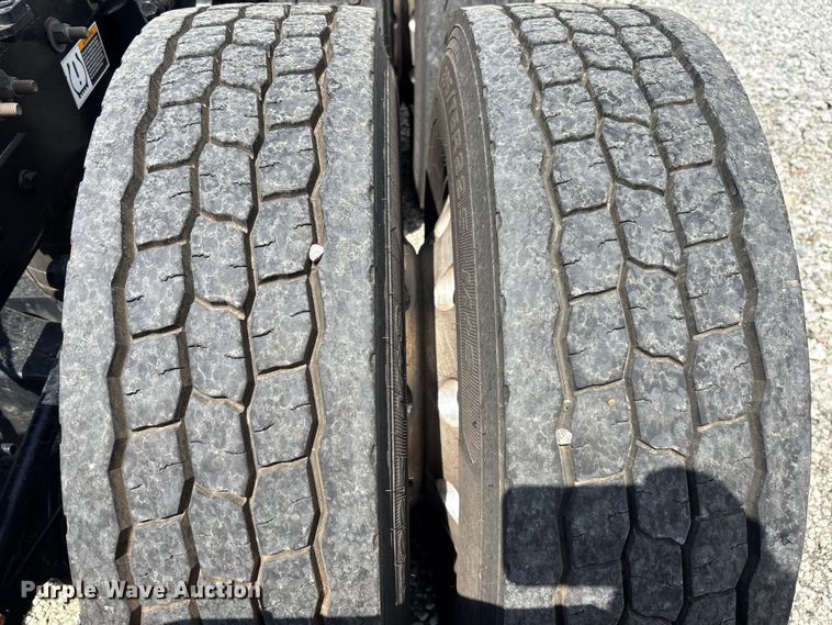 image for item YA1234 2022 Peterbilt 579 semi truck