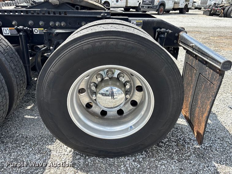 image for item YA1234 2022 Peterbilt 579 semi truck