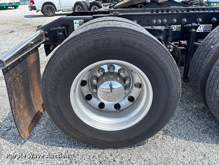 image for item YA1234 2022 Peterbilt 579 semi truck