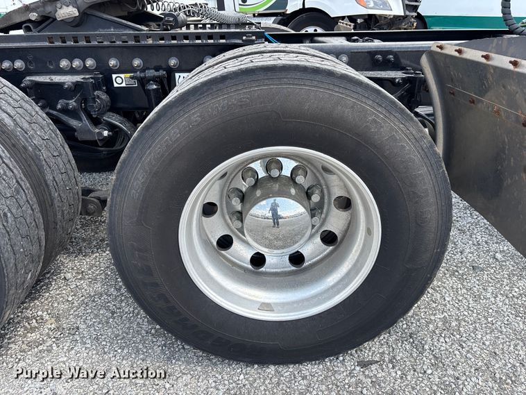 image for item YA1234 2022 Peterbilt 579 semi truck