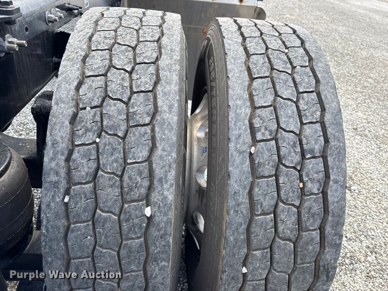 image for item YA1234 2022 Peterbilt 579 semi truck