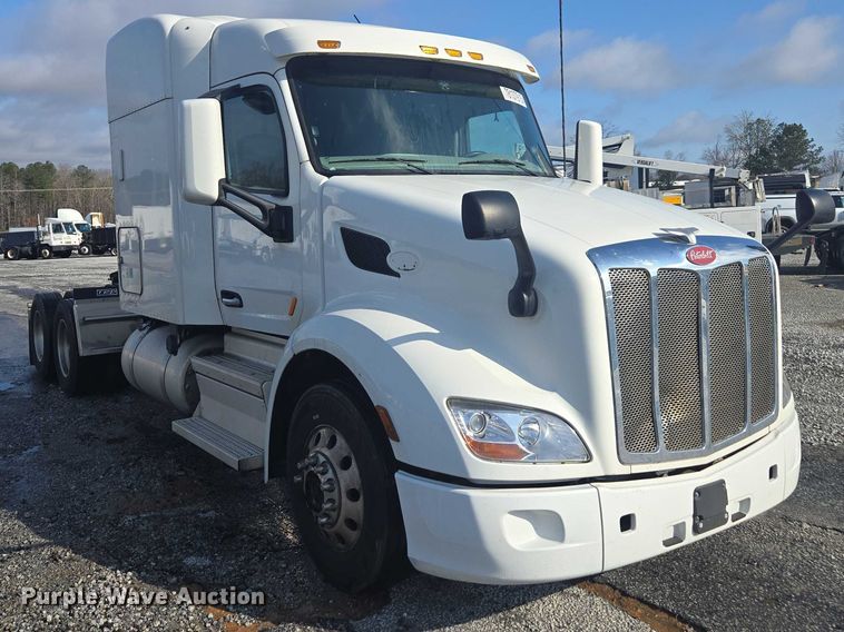 image for item YA1235 2022 Peterbilt 579 semi truck