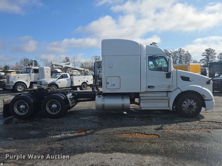 image for item YA1235 2022 Peterbilt 579 semi truck