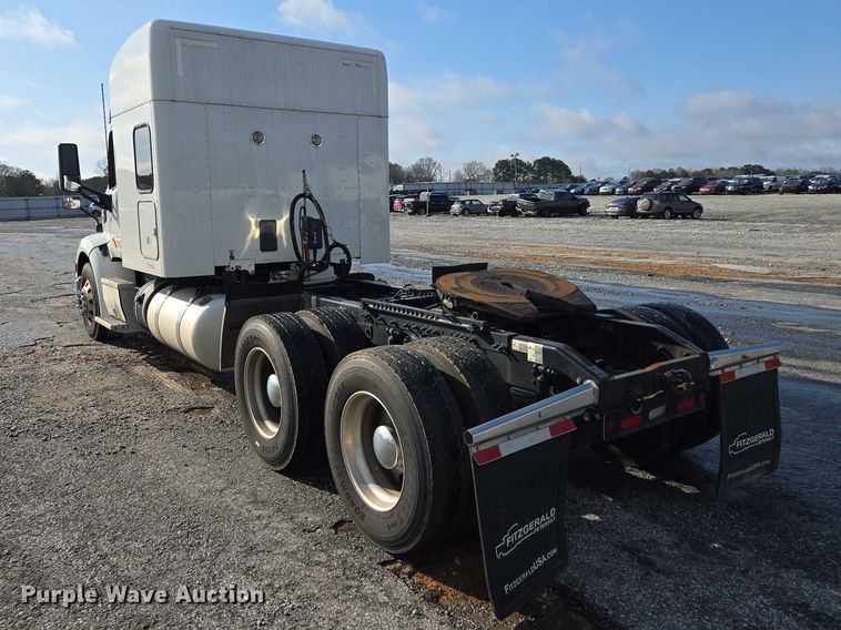 image for item YA1235 2022 Peterbilt 579 semi truck
