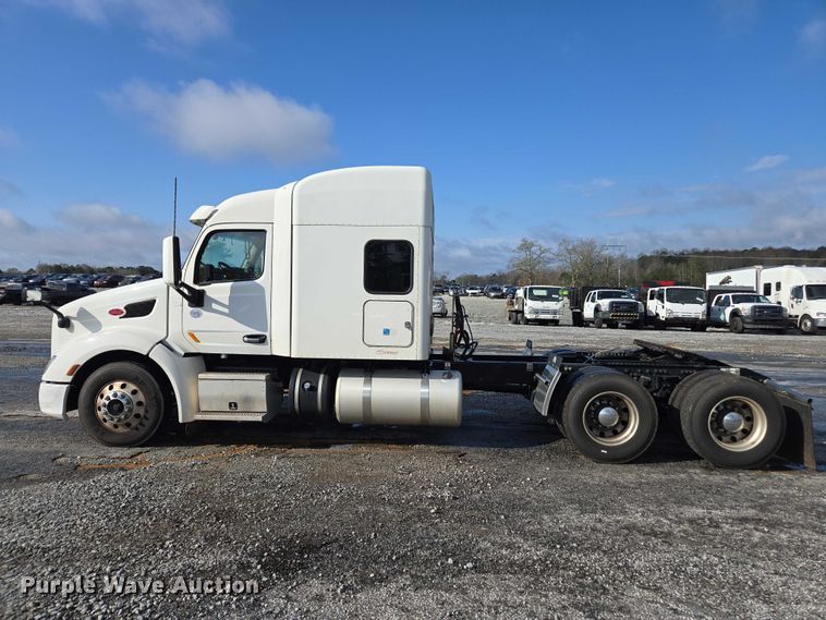 image for item YA1235 2022 Peterbilt 579 semi truck