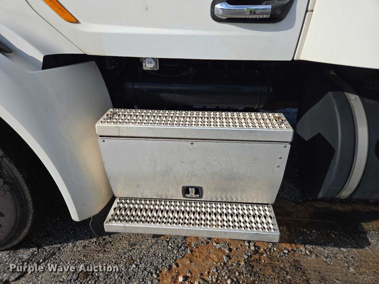 image for item YA1235 2022 Peterbilt 579 semi truck