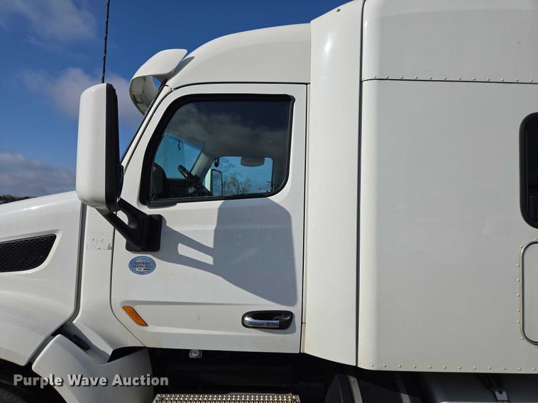 image for item YA1235 2022 Peterbilt 579 semi truck