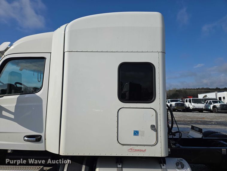 image for item YA1235 2022 Peterbilt 579 semi truck