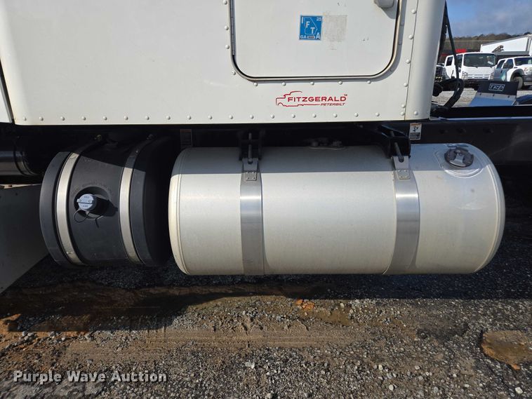 image for item YA1235 2022 Peterbilt 579 semi truck