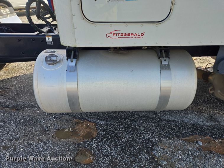 image for item YA1235 2022 Peterbilt 579 semi truck