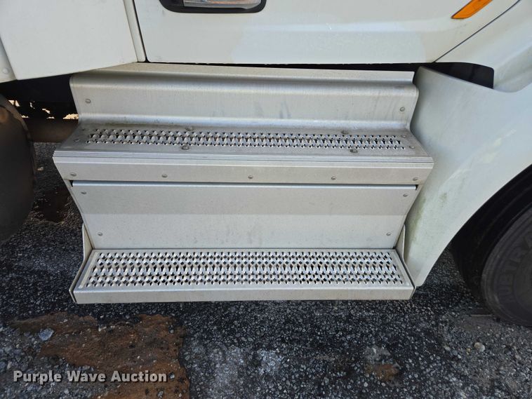 image for item YA1235 2022 Peterbilt 579 semi truck