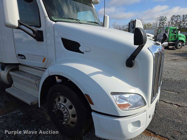 image for item YA1235 2022 Peterbilt 579 semi truck