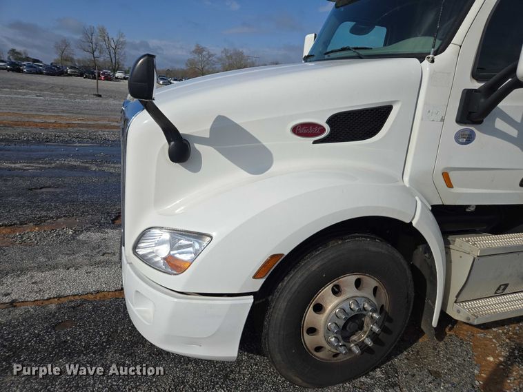 image for item YA1235 2022 Peterbilt 579 semi truck