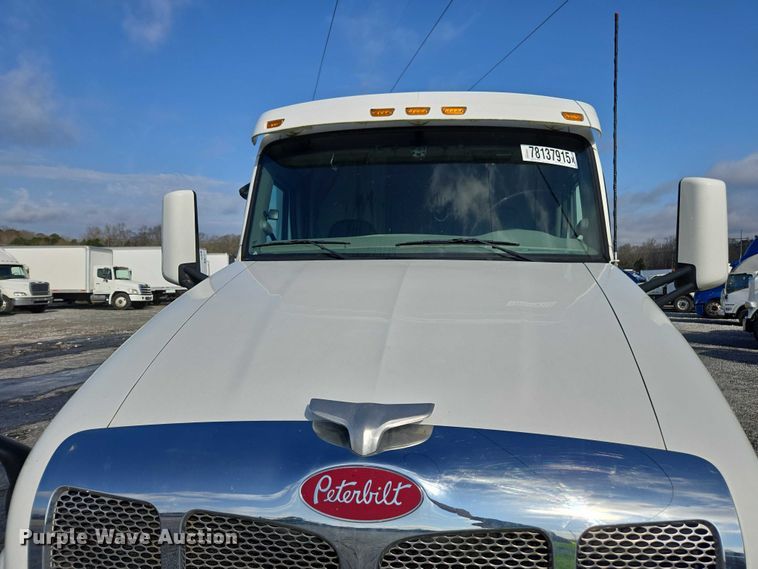 image for item YA1235 2022 Peterbilt 579 semi truck