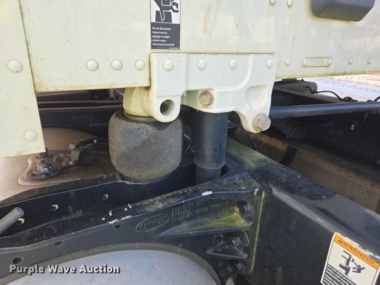 image for item YA1235 2022 Peterbilt 579 semi truck