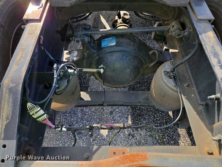 image for item YA1235 2022 Peterbilt 579 semi truck