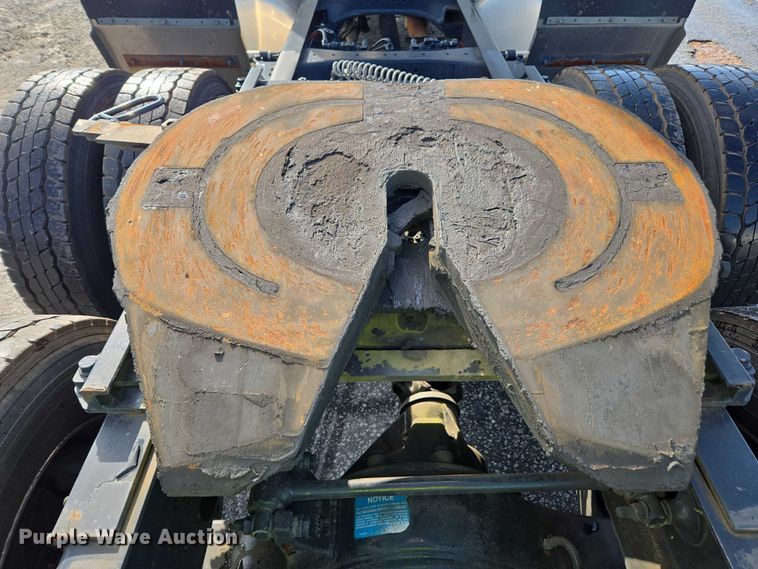 image for item YA1235 2022 Peterbilt 579 semi truck