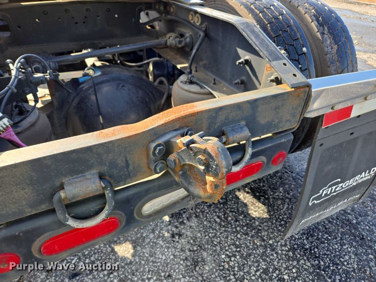 image for item YA1235 2022 Peterbilt 579 semi truck