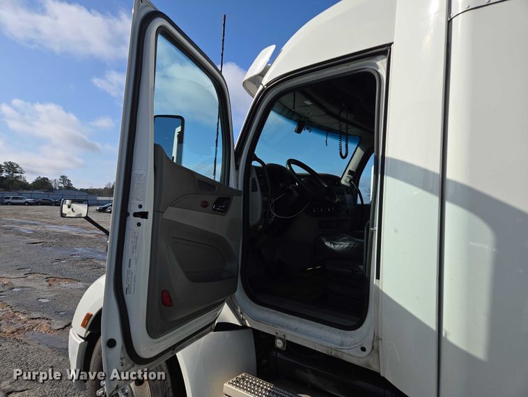 image for item YA1235 2022 Peterbilt 579 semi truck