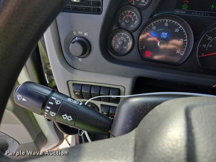 image for item YA1235 2022 Peterbilt 579 semi truck