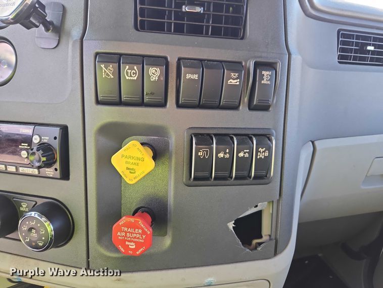 image for item YA1235 2022 Peterbilt 579 semi truck