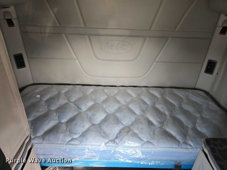 image for item YA1235 2022 Peterbilt 579 semi truck